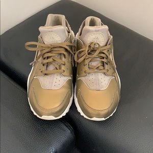 Nike Women’s Air Huarache Run Premium Txt “Khaki”